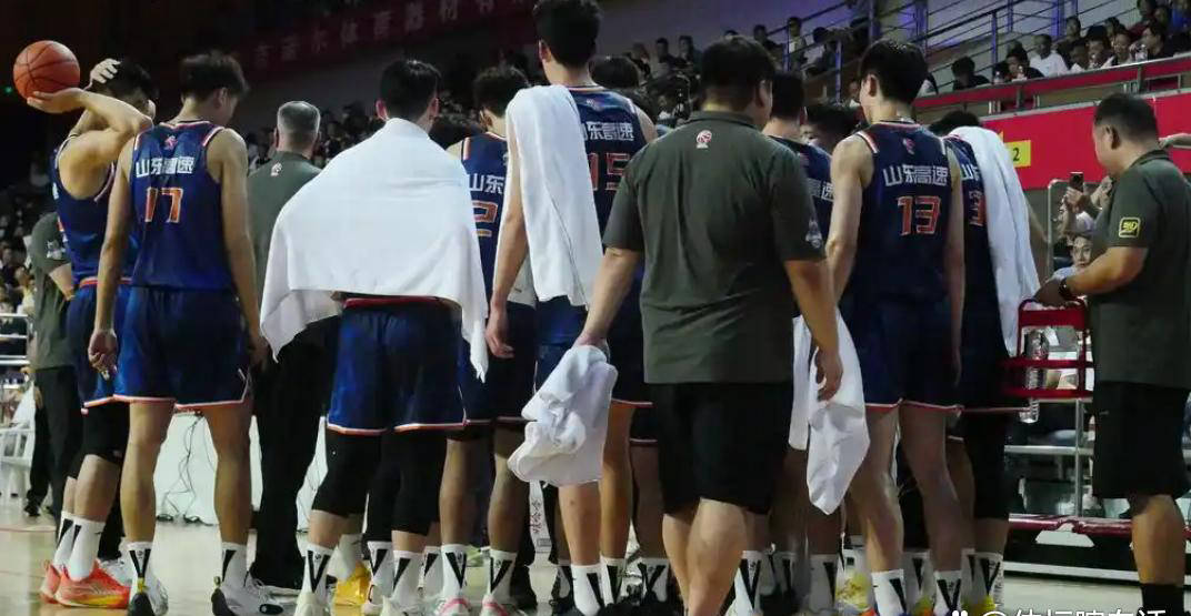字母哥在TES比赛中出色防守，逆转引发热议！